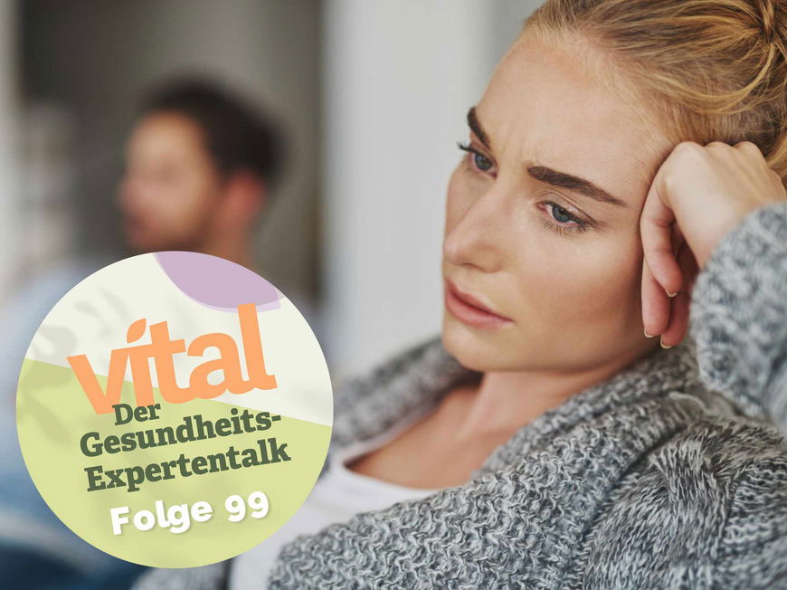 Frau guckt nach Streit mit Partner gedankenverloren in die Ferne