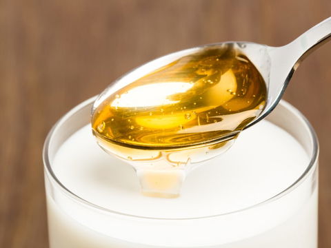 Warme Milch mit Honig: Hilft es wirklich beim Einschlafen?