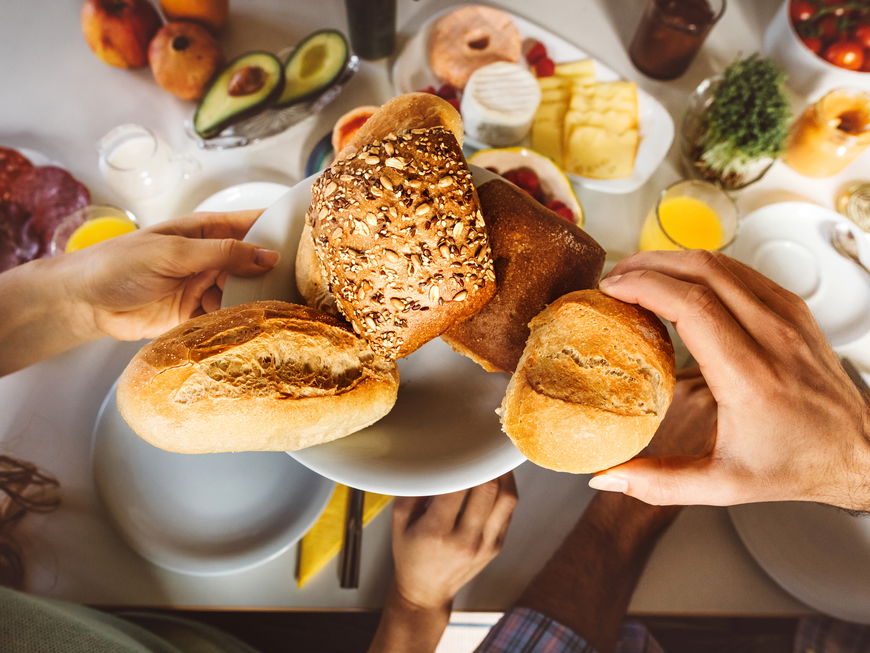 Frühstückstisch mit Brötchen und Aufstrich