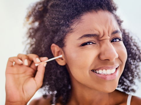 Zu viel Ohrenschmalz: Woran es liegen kann und was hilft