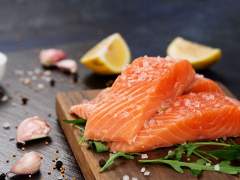 Lachs zum Abnehmen: Trägt der Fisch zu einer Gewichtsreduktion bei?