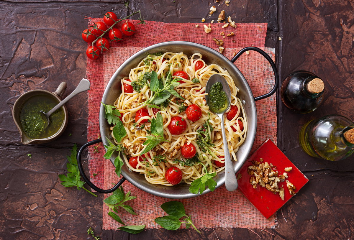 Linguine mit Pesto und Tomaten