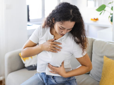 Krank nach Brustvergrößerung? Symptome der Breast Implant Illness