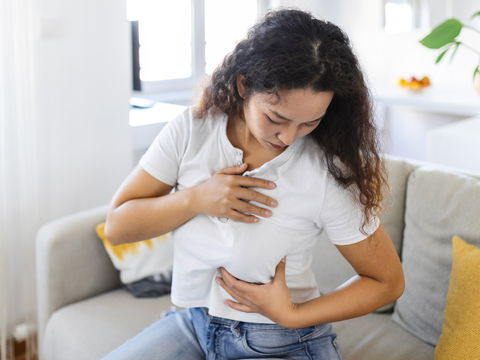 Krank nach Brustvergrößerung? Symptome der Breast Implant Illness