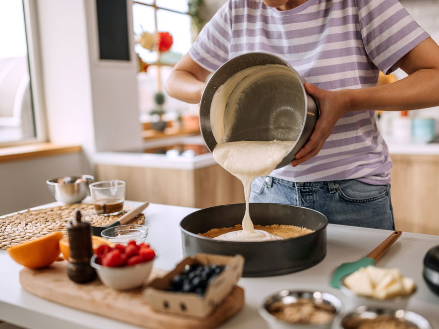 Frau gibt Teich in Kuchenform