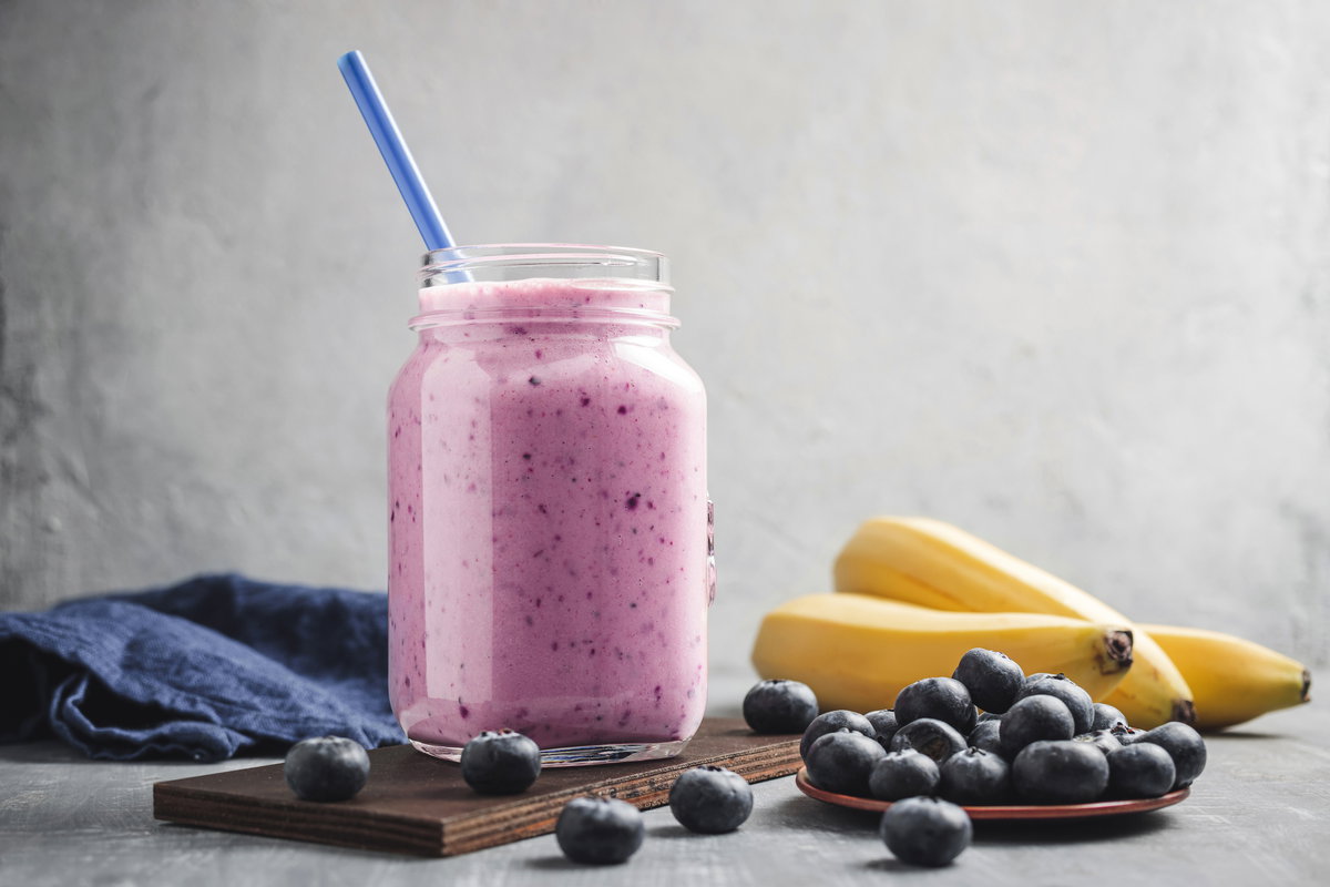 Haferflocken-Smoothie mit Bananen und Heidelbeeren