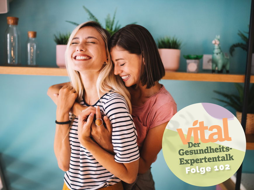 Frauen umarmen sich