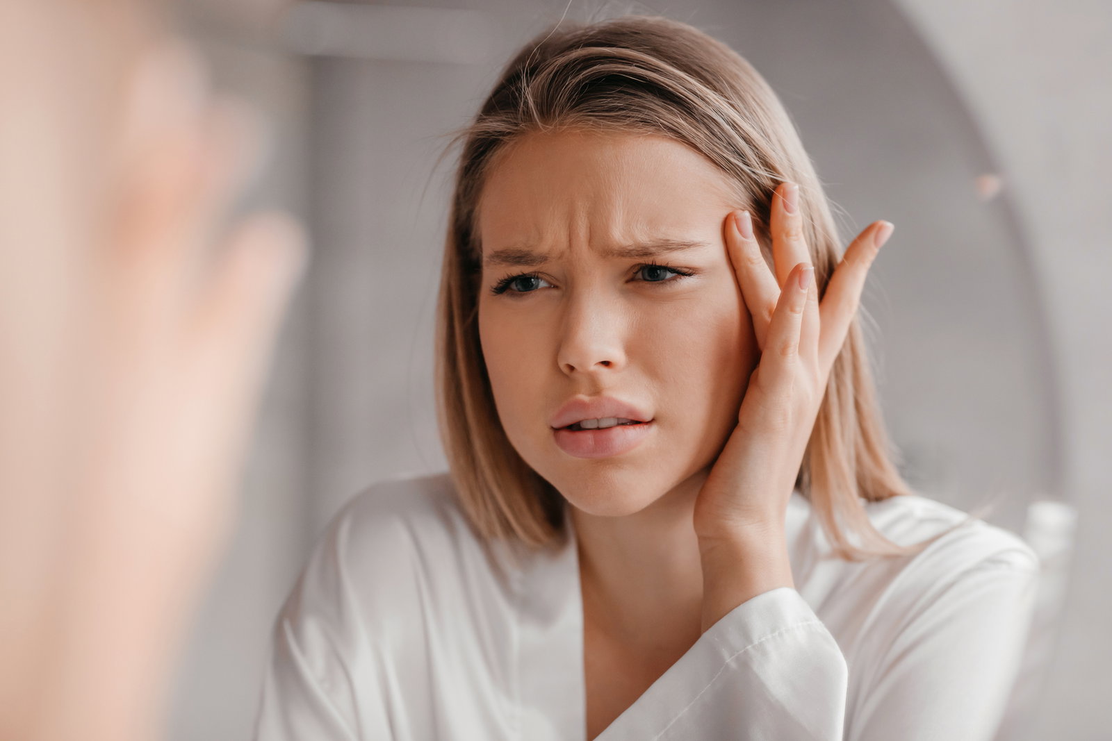 Stirnfalten glätten ohne Botox: Die besten Methoden