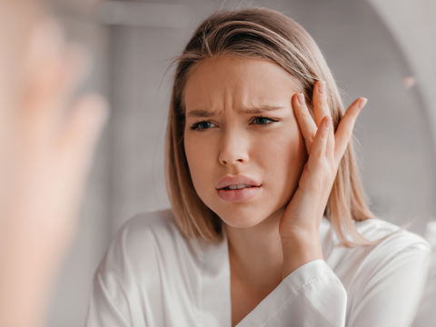Stirnfalten glätten ohne Botox: Die besten Methoden