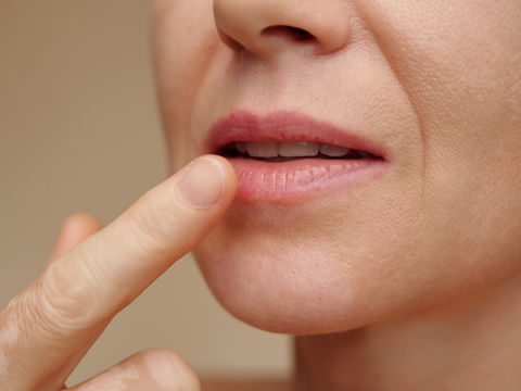 Blauer Fleck auf der Lippe: Welche Ursachen gibt es?