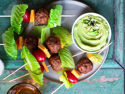 Rezept für Burger-Spieße mit Avocado-Mayonnaise