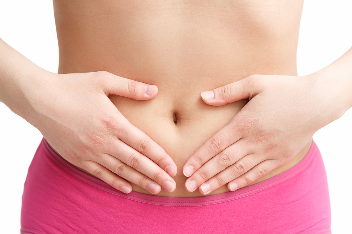 Frau hält sich die Hände vor den Bauch