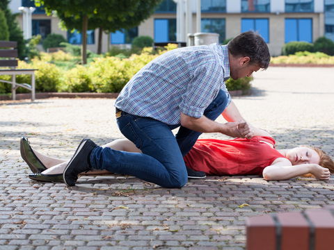 Erste Hilfe leisten: So geht die stabile Seitenlage