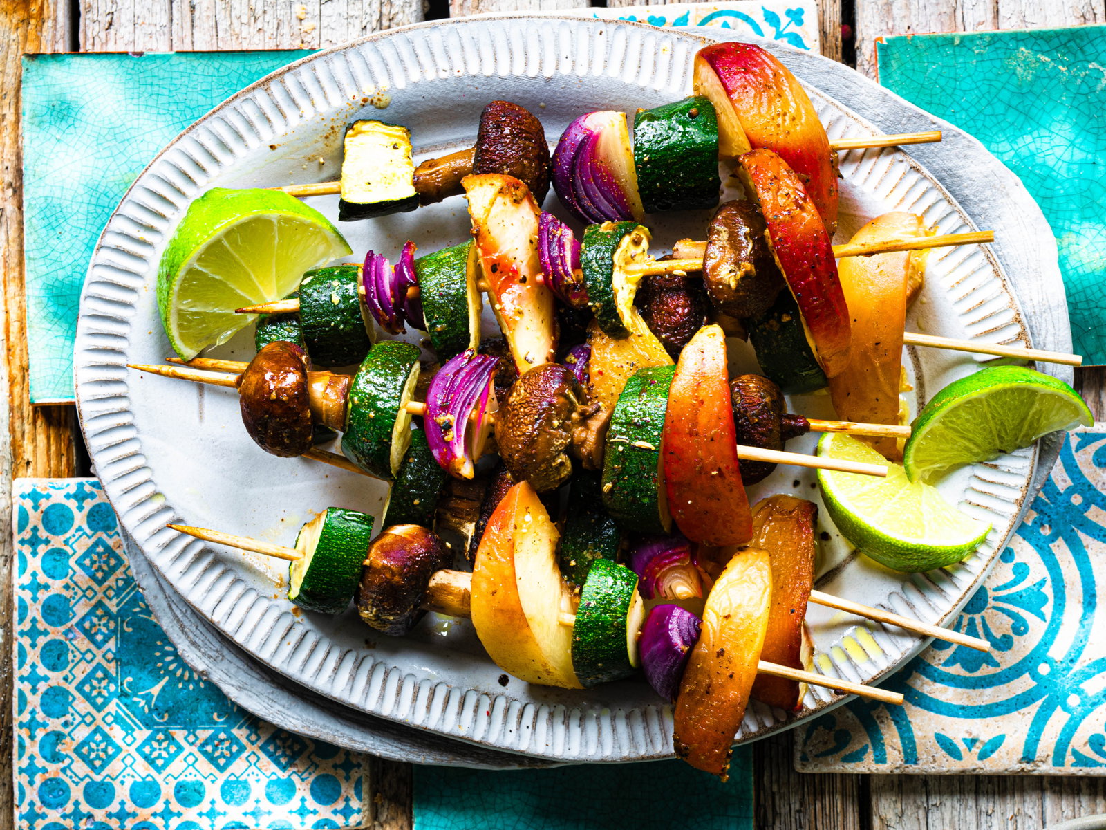 Rezept für fruchtige Gemüsespieße mit Avocadocreme