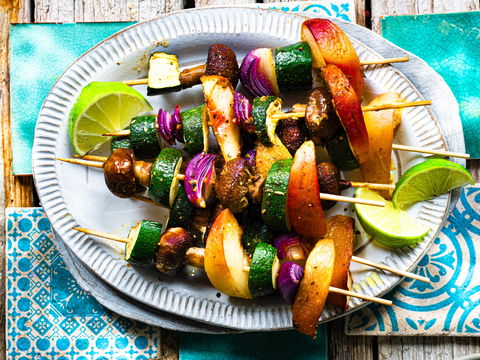Rezept für fruchtige Gemüsespieße mit Avocadocreme