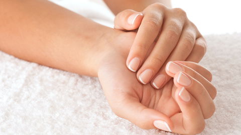 Brüchige Nägel: Diese Pflegefehler machen sie noch spröder