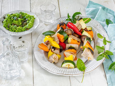 Rezept für Jackfrucht-Zucchini-Spieße mit Erbsen-Minz-Dip