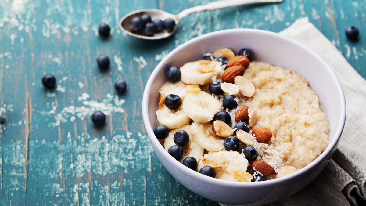 Kokos-Porridge mit Mandeln und Obst