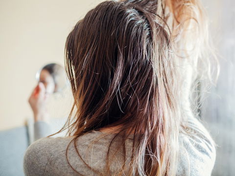 Kopfhaut stinkt: So werden Sie den unangenehmen Geruch los