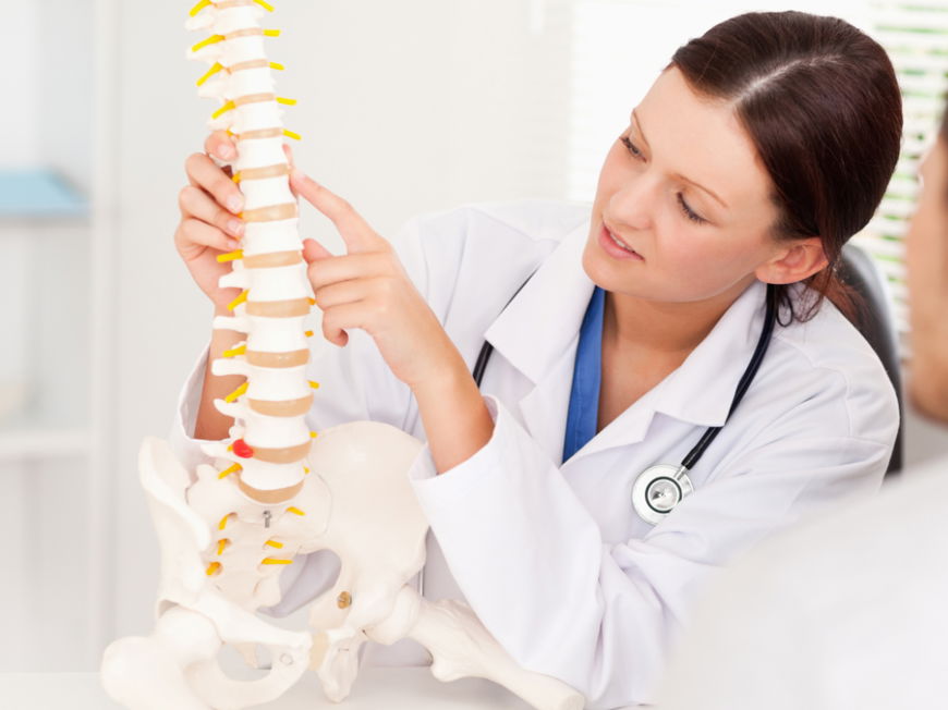 Eine Osteopenie-Therapie zielt darauf ab, den Knochenverlust zu verlangsamen oder zu stoppen.