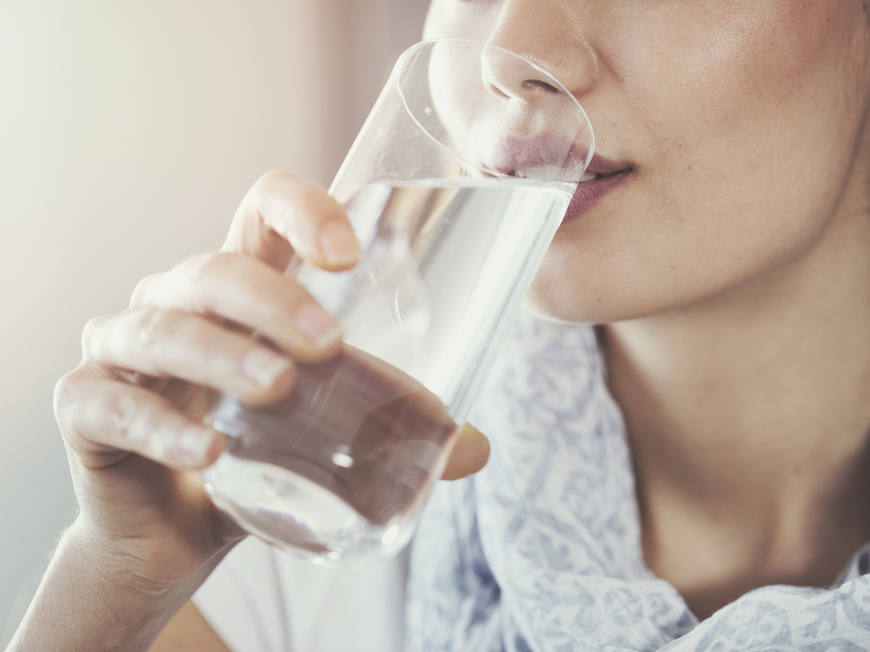 Frau trinkt Wasser