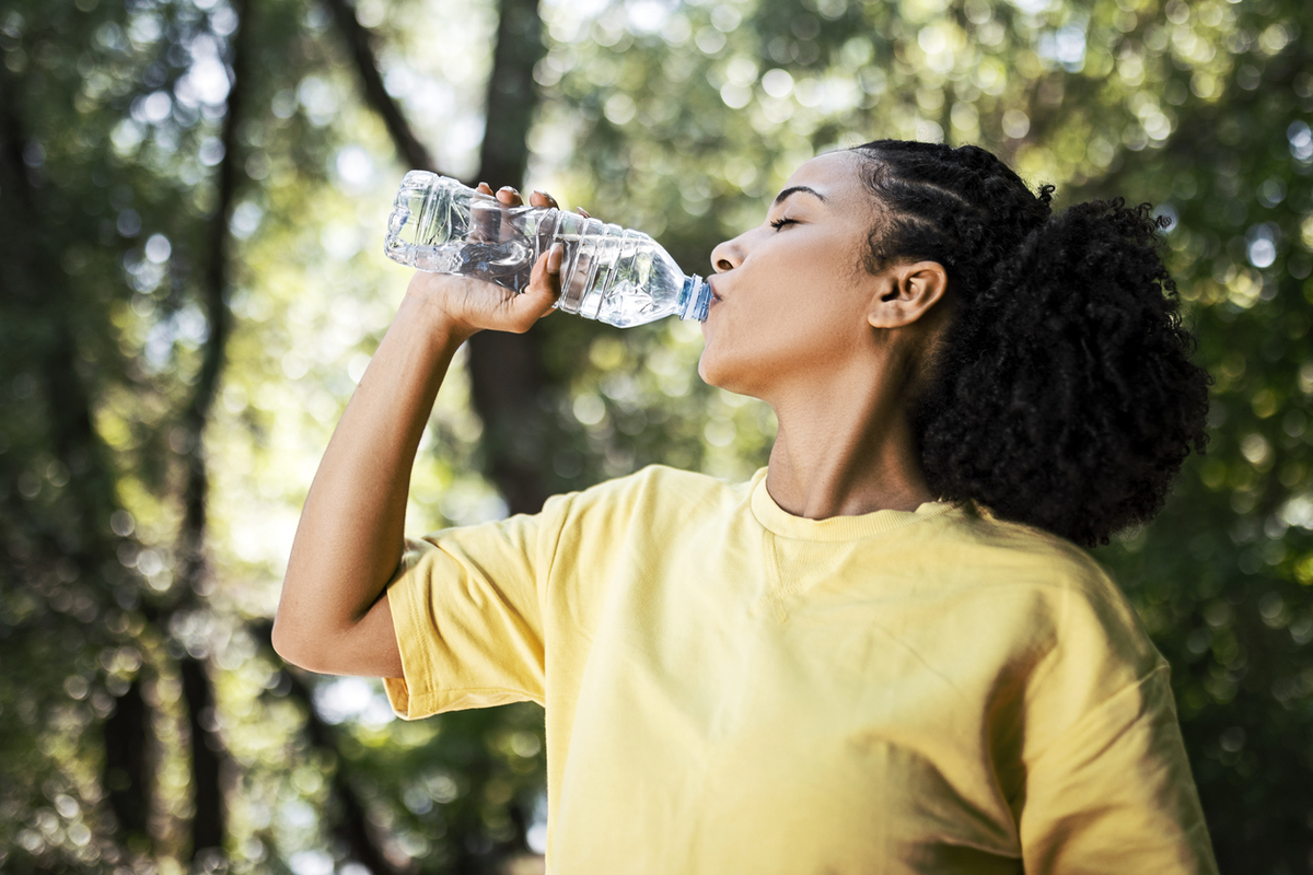 Hyponatriämie ist ein gefährlicher Zustand, der durch eine übermäßige Aufnahme von Wasser entsteht.