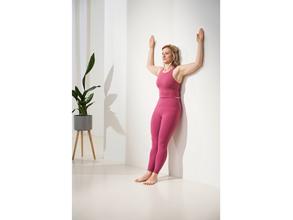 Natalia zeigt Übung Arm Sides