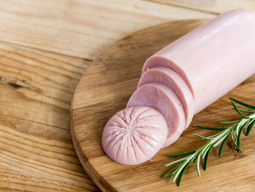 Fleischwurst auf einem Brett