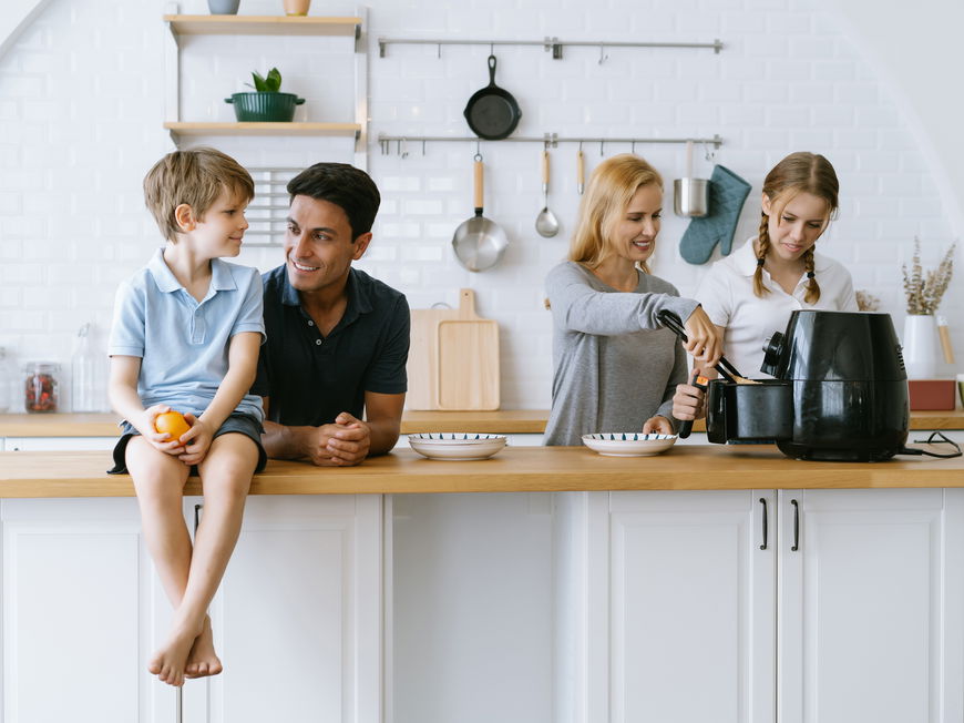 Familie kocht mit Heissluftfritteuse