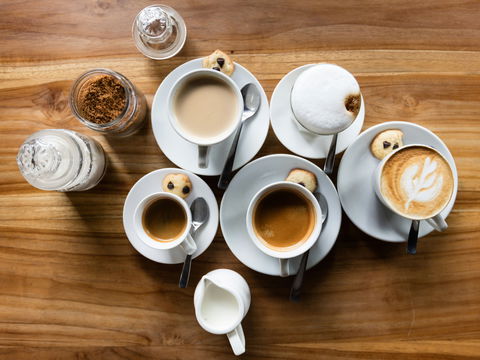 Kaffee nach dem Essen: Warum Sie auf den Wachmacher besser verzichten sollten