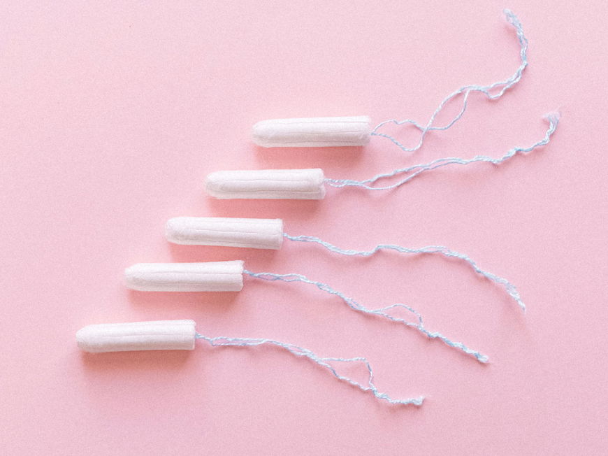 Verschiedene Tampons vor rosa Hintergrund