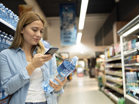Muffiges Mineralwasser: Rückrufaktion bei Penny, Rewe und Norma