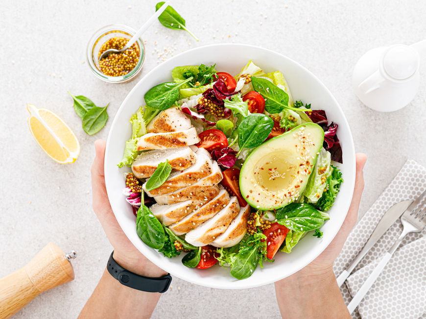 Hühnchen auf Salat mit Avocado