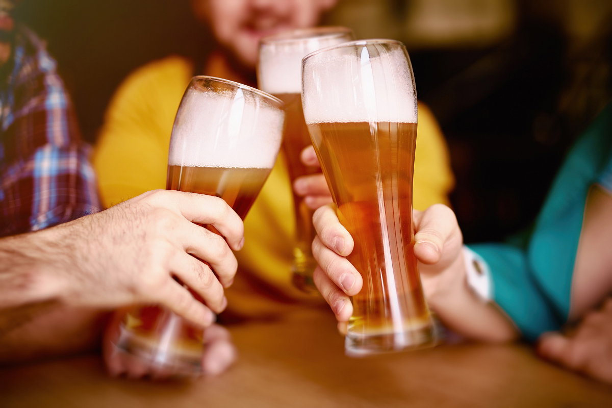 Personen stoßen mit alkoholfreiem Bier an