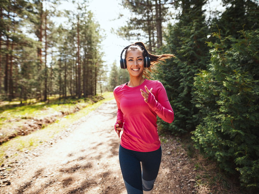Frau joggt im Wald