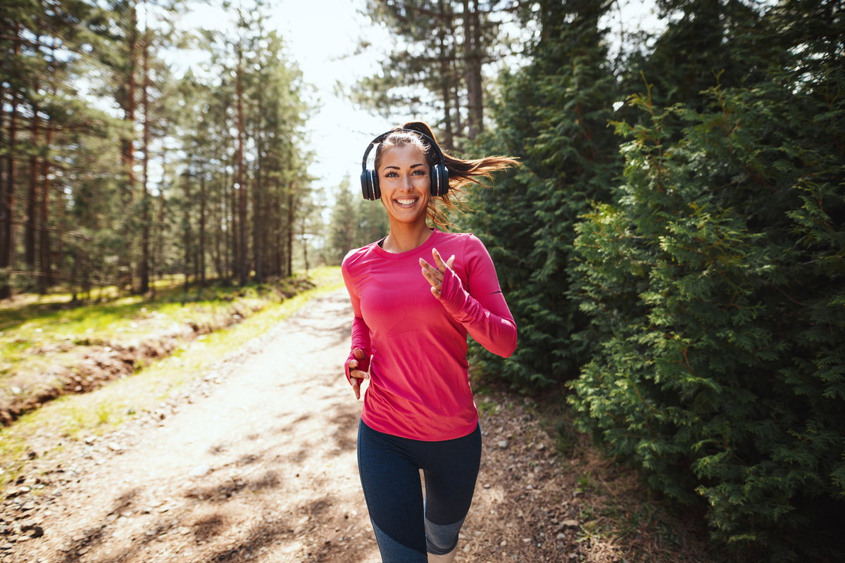 Frau joggt im Wald