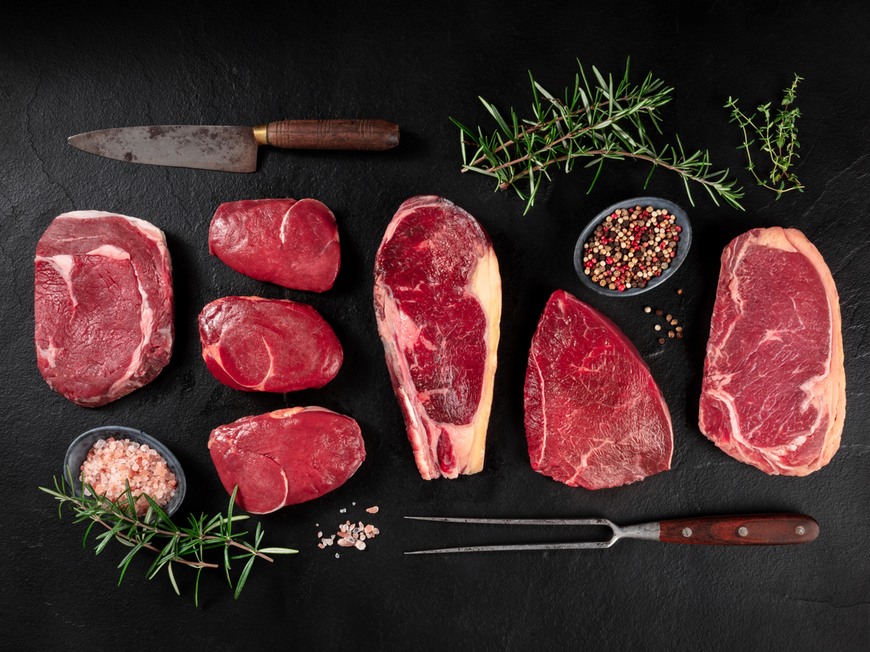 Die Carnivore Ernährung setzt unter anderem auf viel rotes Fleisch.
