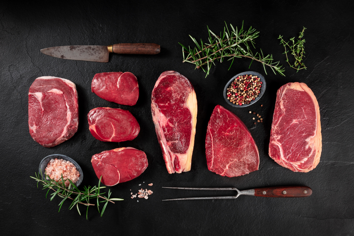Die Carnivore Ernährung setzt unter anderem auf viel rotes Fleisch.