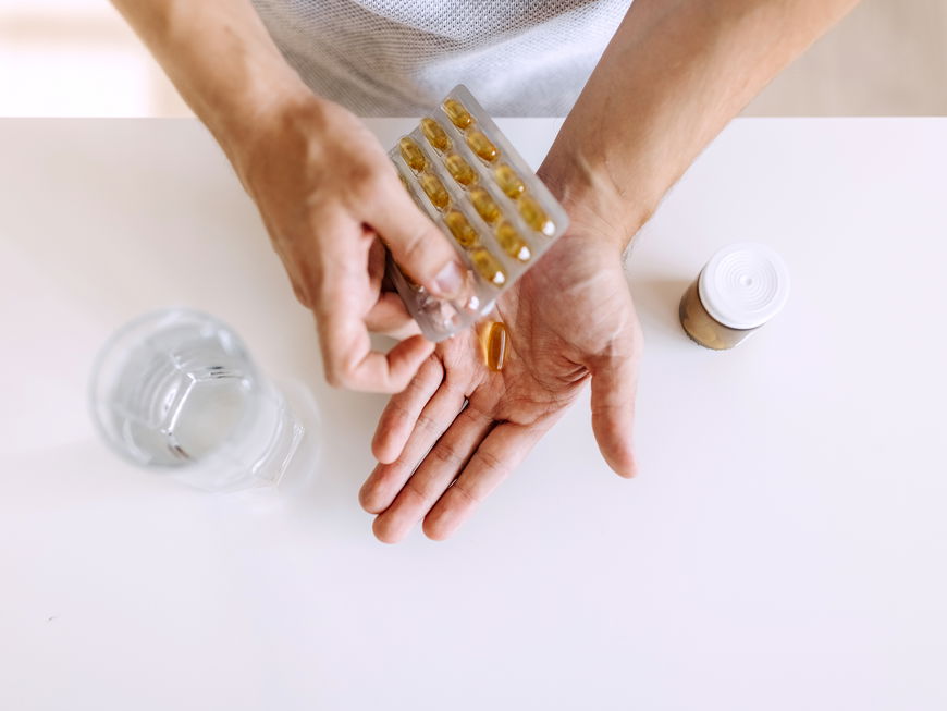 Person nimmt Vitamin D