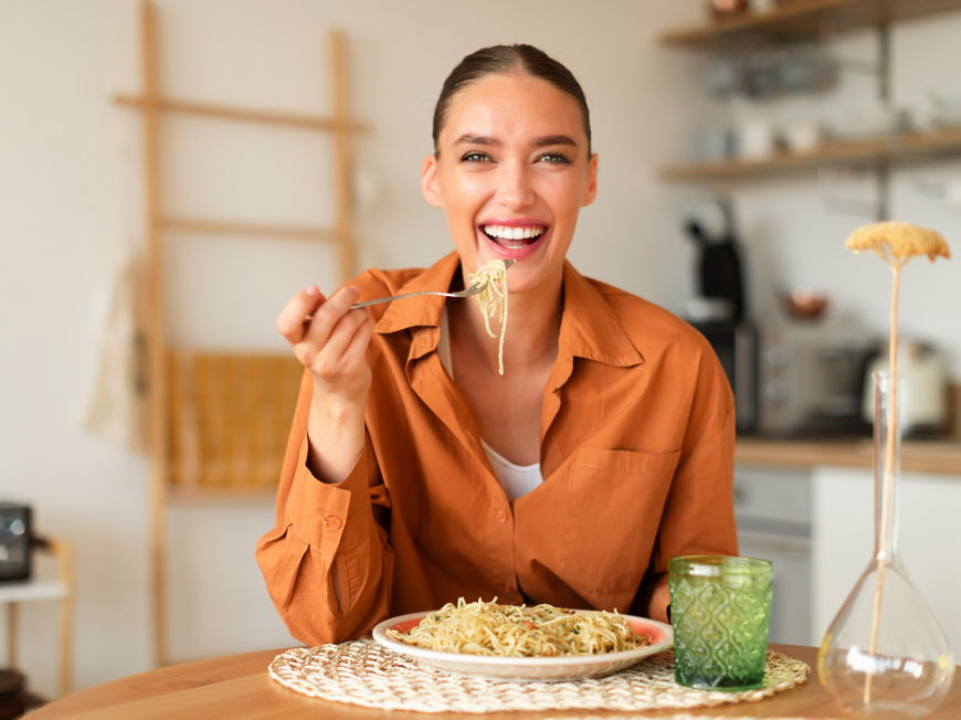 Frau isst Pasta