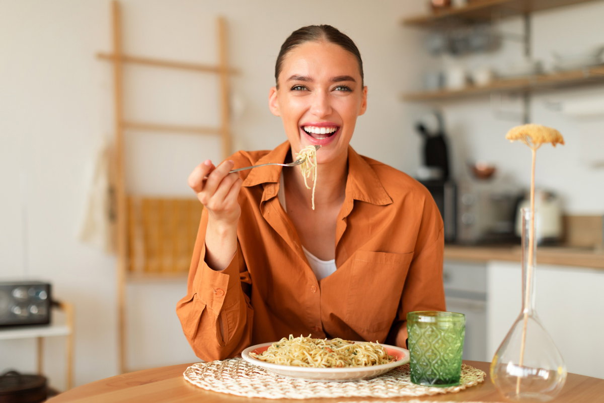 Frau isst Pasta