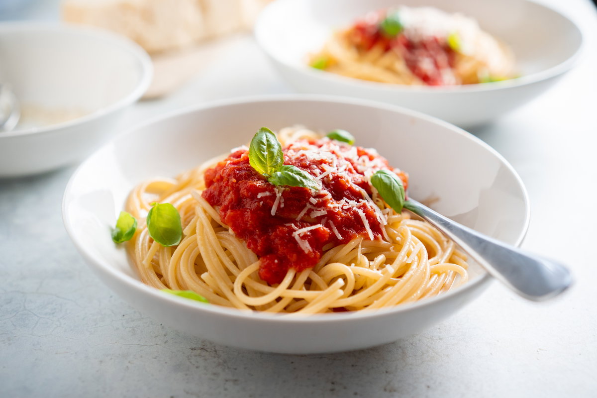 Zwei Teller Pasta mit Tomatensoße