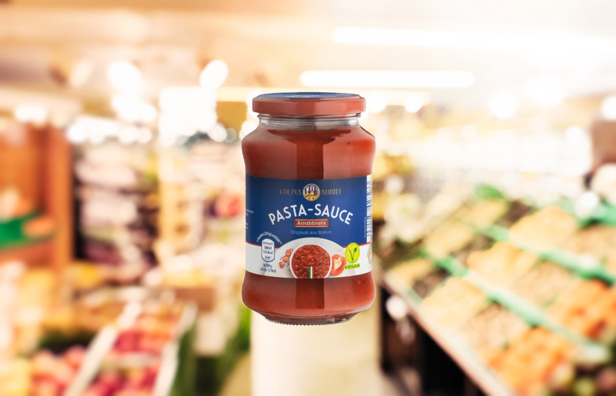 Pastasoße vor Supermarkthintergrund