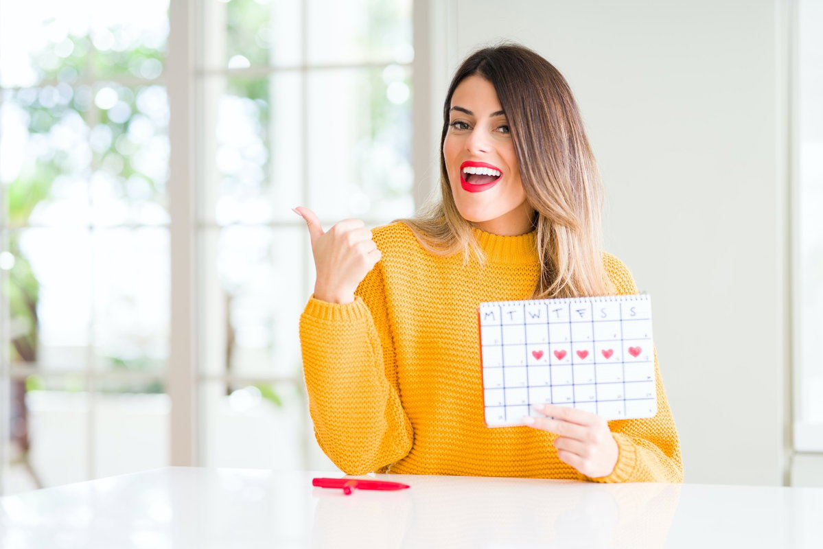 Frau mit Menstruationskalender