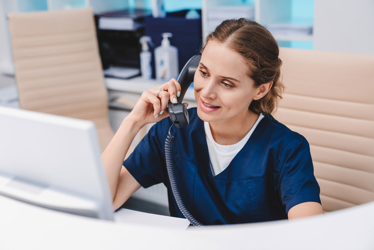 Arzthelferin am Telefon