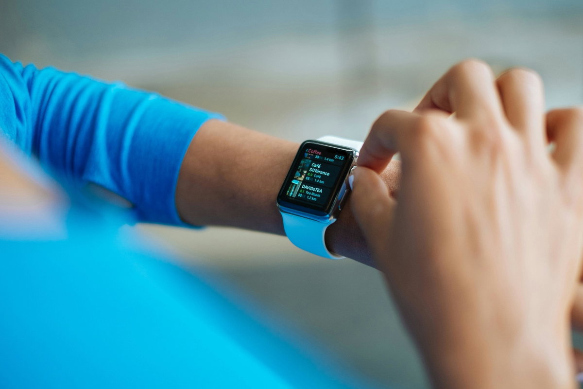 Frau überprüft Display ihrer Fitnessuhr