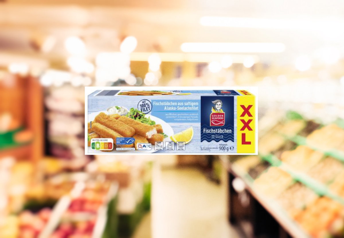 Fischstäbchen vor Supermarkthintergrund