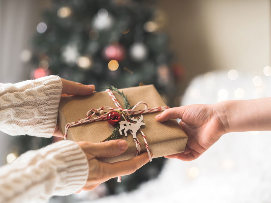 Person reicht ein Geschenk