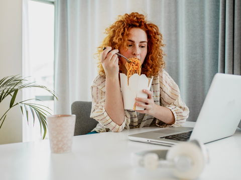 Gewichtszunahme durch Stress: Warum die Waage immer mehr anzeigt