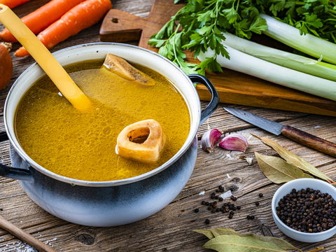 Ist Knochenbrühe gesund? Diese gesundheitlichen Vorteile gibt es